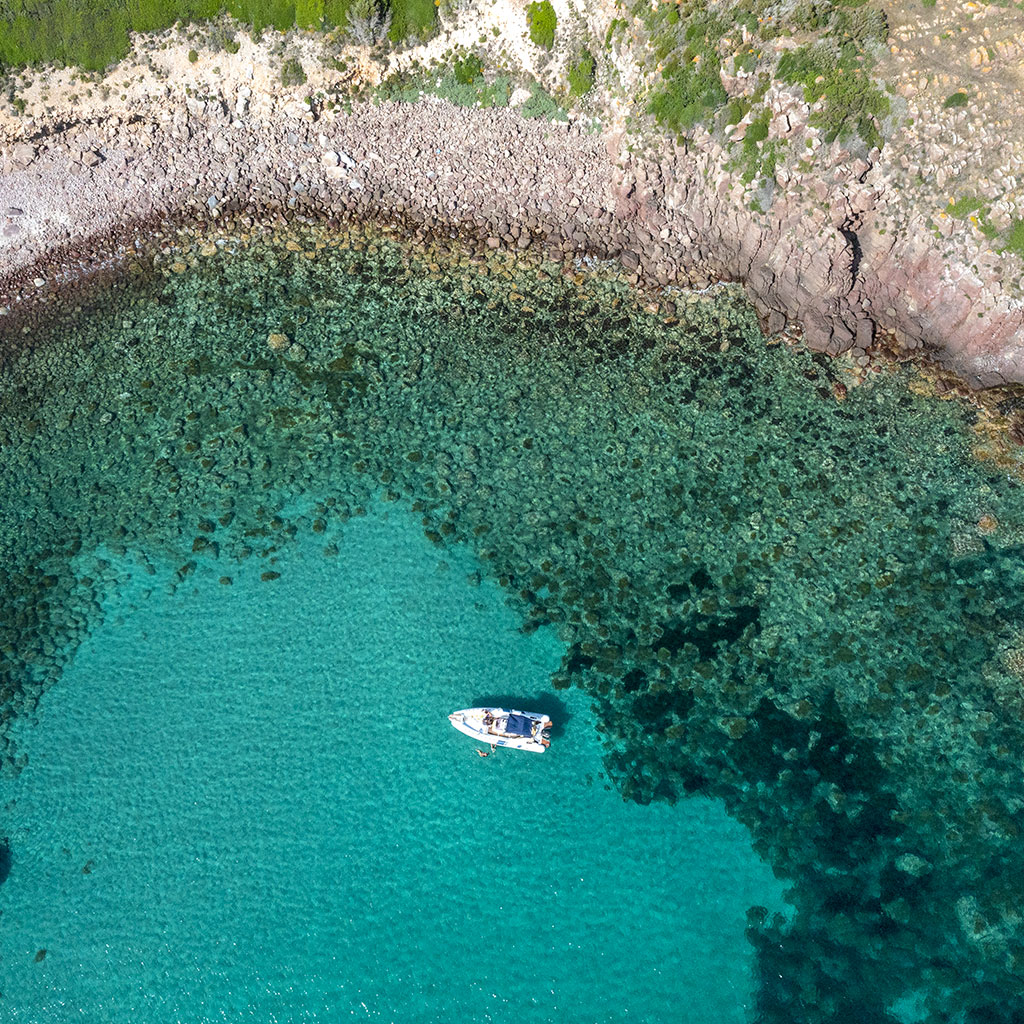 Esplora un paradiso dal mare nel Sud Sardegna tour in gommone