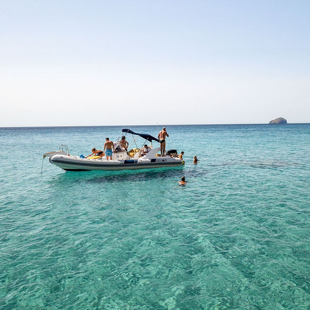 Gite in mare bagni tuffi Sud Sardegna escursione in gommone